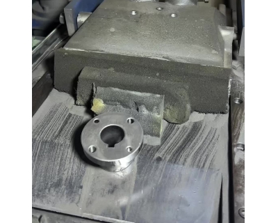 粉末冶金有何工艺特点？其主要工艺过程有哪些？