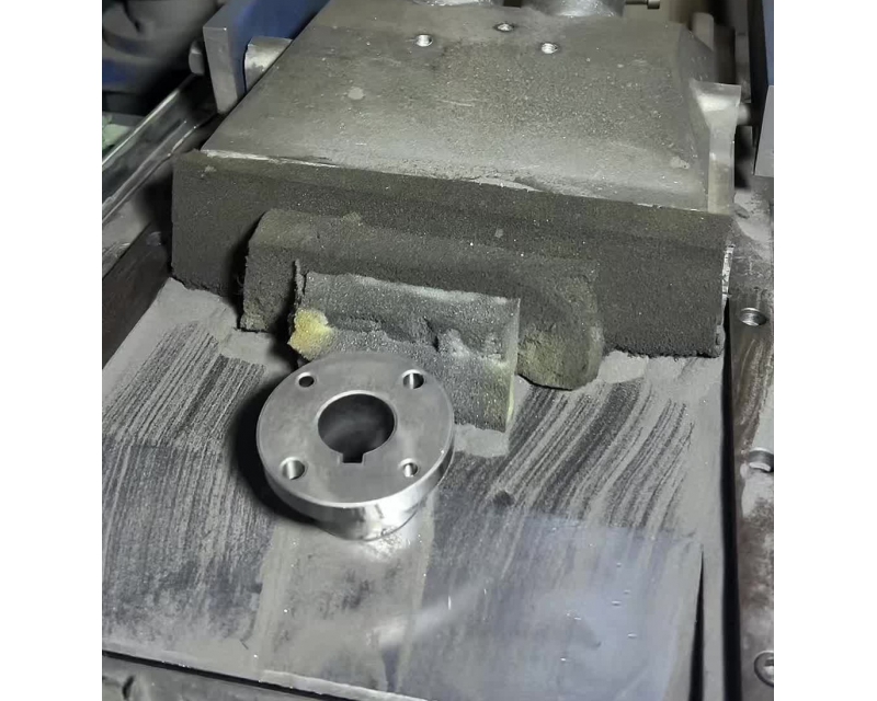 粉末冶金有何工艺特点？其主要工艺过程有哪些？